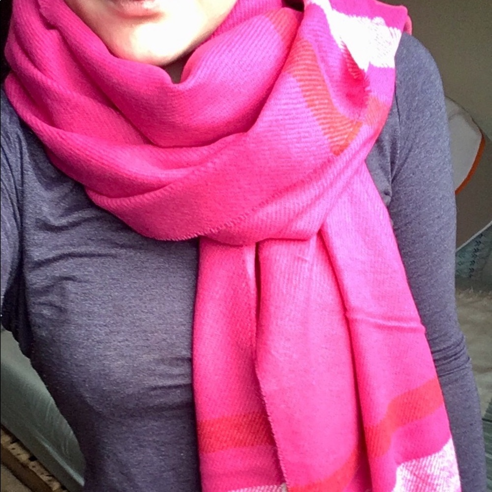 MAKE ME AN OFFER 💕Pink Patterned Scarf💕 - Picture 3 of 5